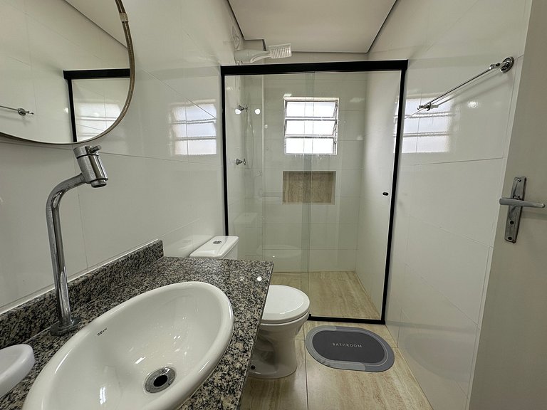 Apto com Sacada – 5 min da Praia!