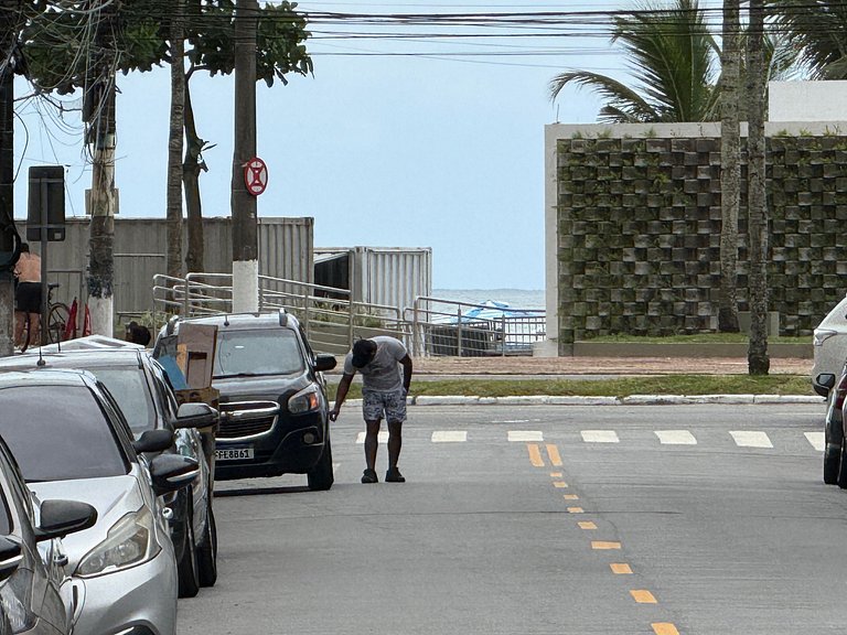 Apto com ar e garagem a 100m da praia
