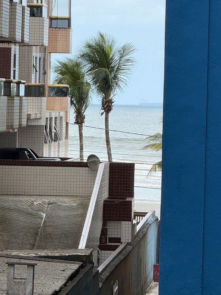 Apto com ar e garagem a 100m da praia