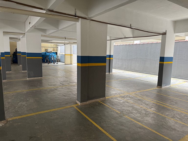 Apto com ar e garagem a 100m da praia