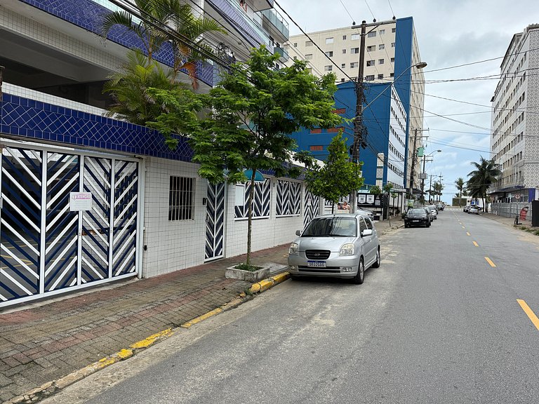Apto com ar e garagem a 100m da praia