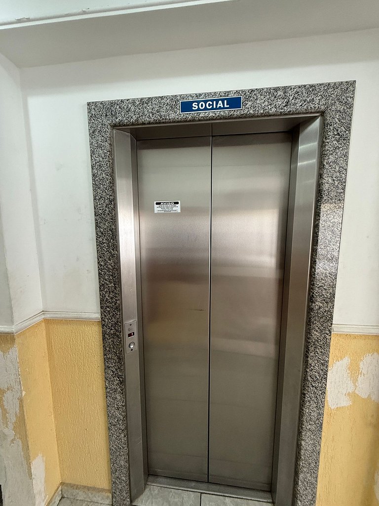 Apto com ar e garagem a 100m da praia