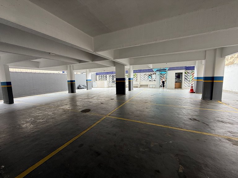 Apto com ar e garagem a 100m da praia