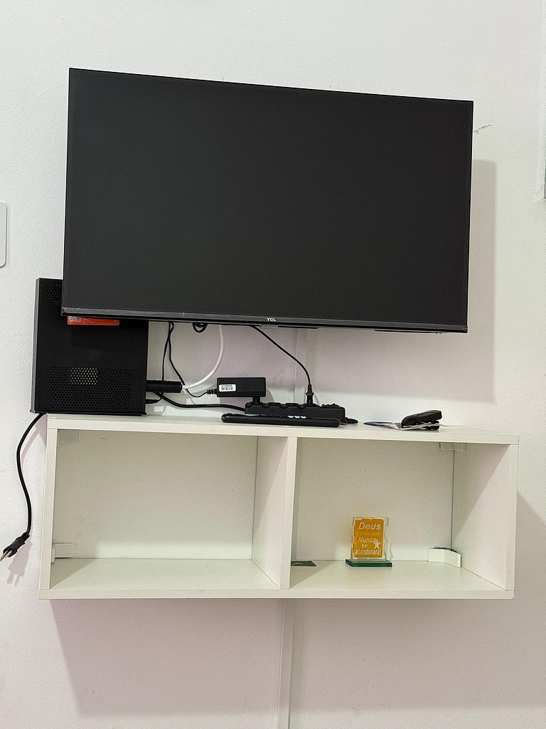 Kitnet na praia Aviação, Wi-Fi e garagem!