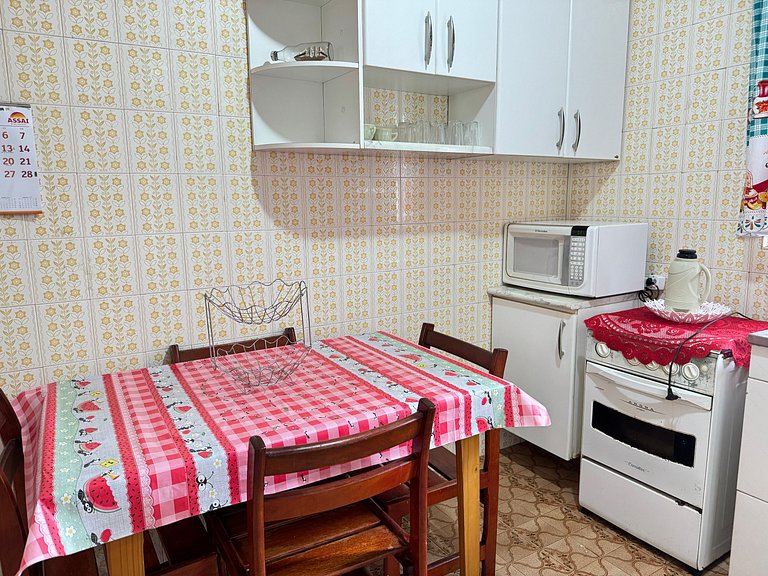 Apto no Forte a 1 quadra da Praia com Wi-Fi