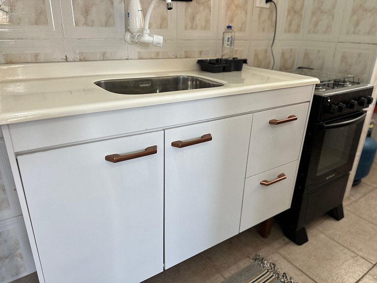 Apto com ar e garagem a 100m da praia