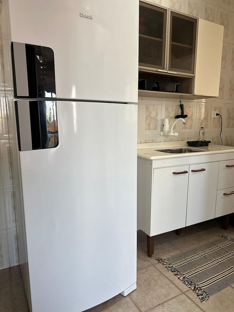 Apto com ar e garagem a 100m da praia