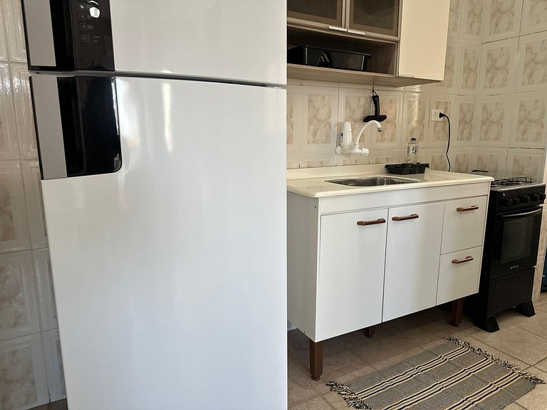 Apto com ar e garagem a 100m da praia