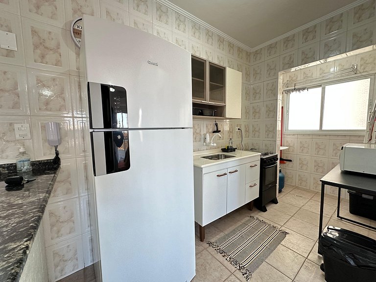 Apto com ar e garagem a 100m da praia