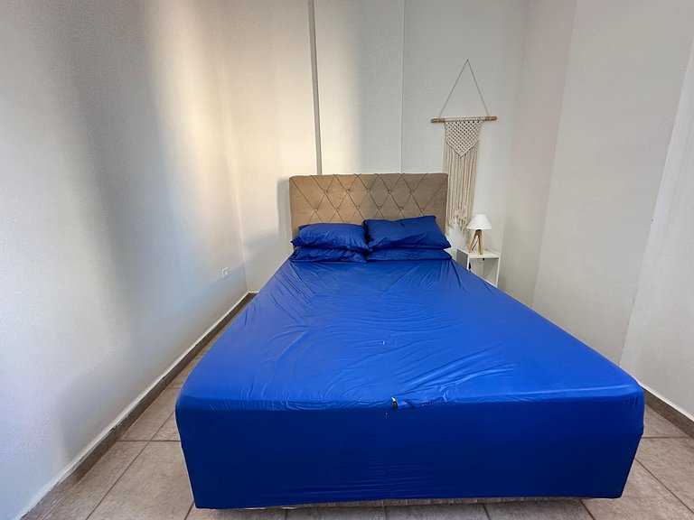 Apto com ar e garagem a 100m da praia