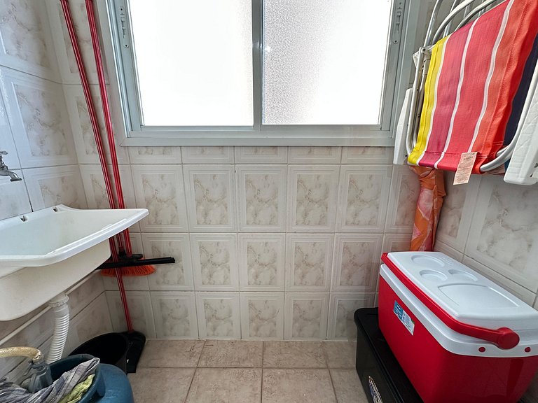 Apto com ar e garagem a 100m da praia
