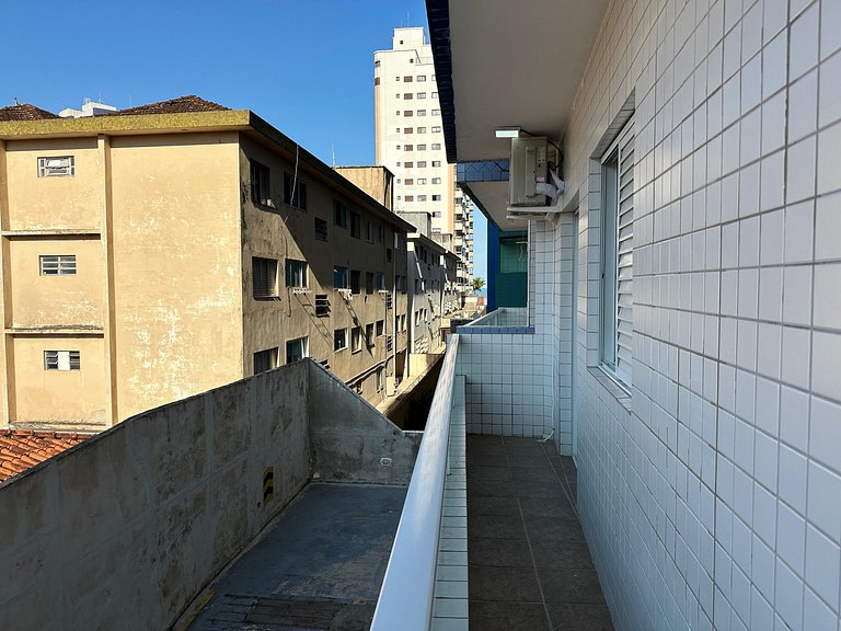 Apto com ar e garagem a 100m da praia
