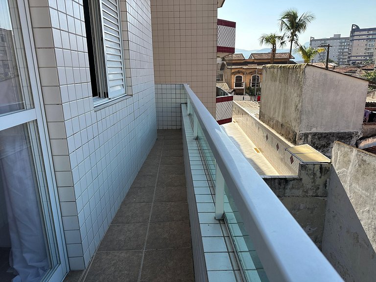 Apto com ar e garagem a 100m da praia