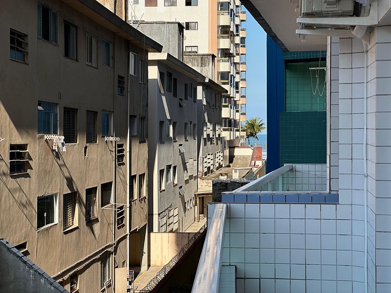 Apto com ar e garagem a 100m da praia