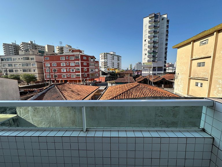 Apto com ar e garagem a 100m da praia