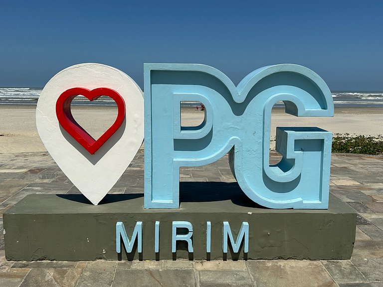 Apto com ar e garagem a 100m da praia