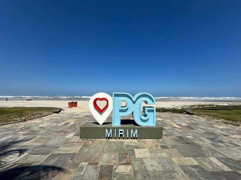 Apto com ar e garagem a 100m da praia
