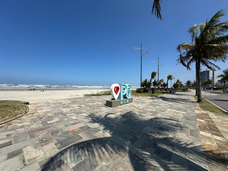 Apto com ar e garagem a 100m da praia