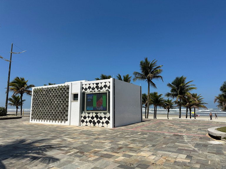 Apto com ar e garagem a 100m da praia