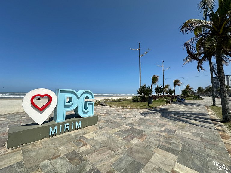Apto com ar e garagem a 100m da praia
