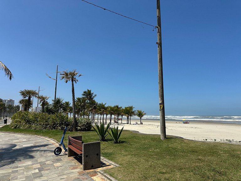 Apto com ar e garagem a 100m da praia