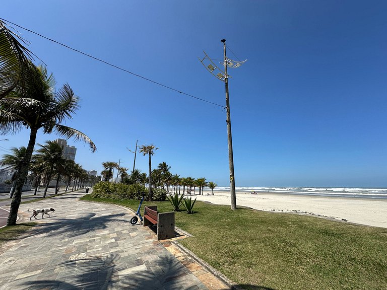 Apto com ar e garagem a 100m da praia