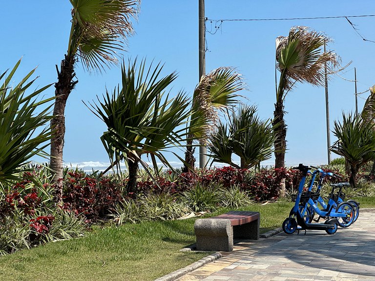 Apto com ar e garagem a 100m da praia