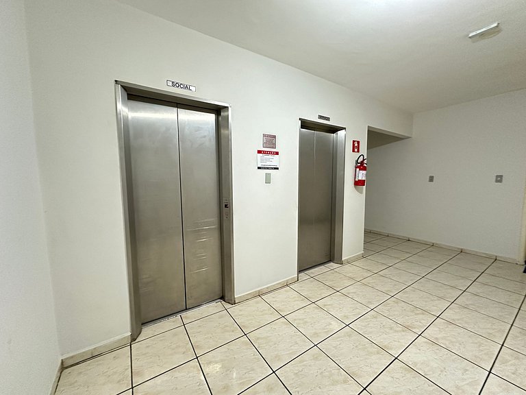 Apê com garagem, portaria 24h e ótima localização!