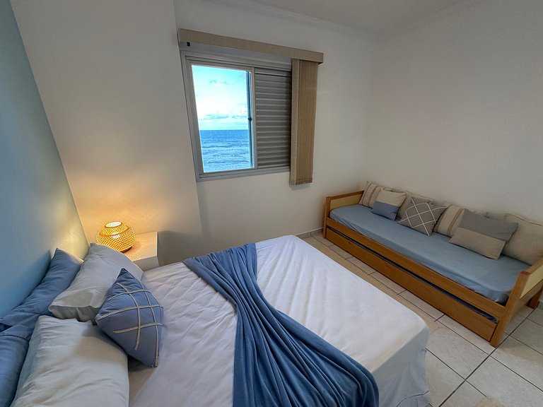 Vista deslumbrante e elegância frente mar!