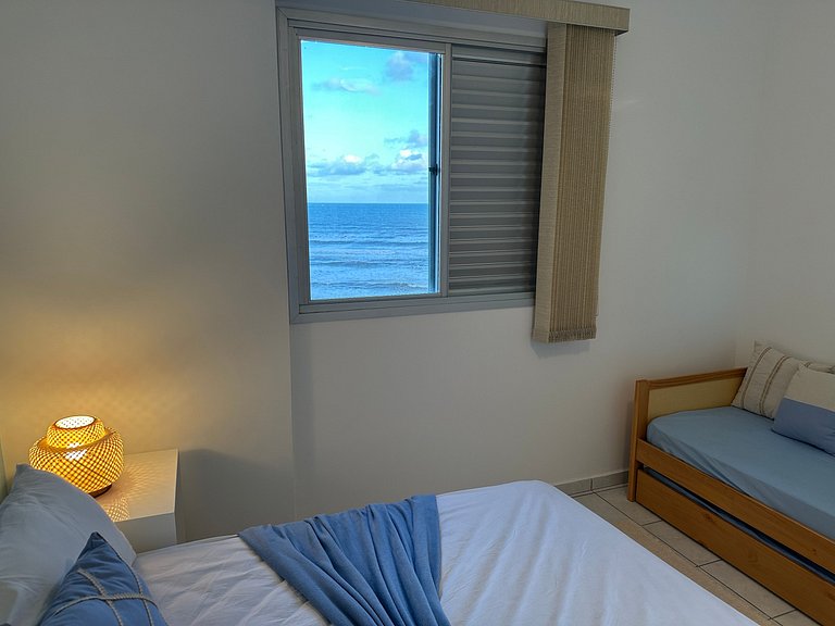 Vista deslumbrante e elegância frente mar!