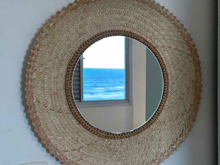 Vista deslumbrante e elegância frente mar!