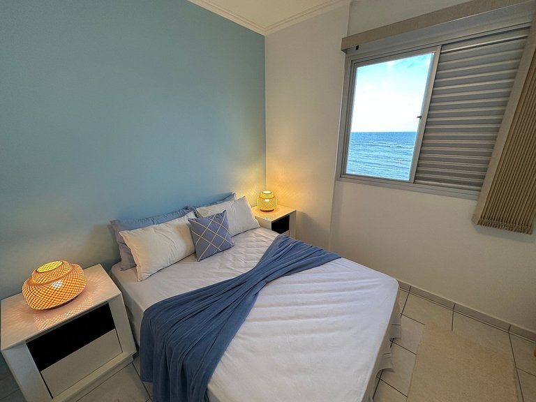 Vista deslumbrante e elegância frente mar!