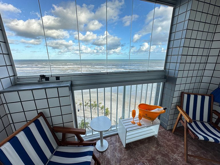 Vista deslumbrante e elegância frente mar!