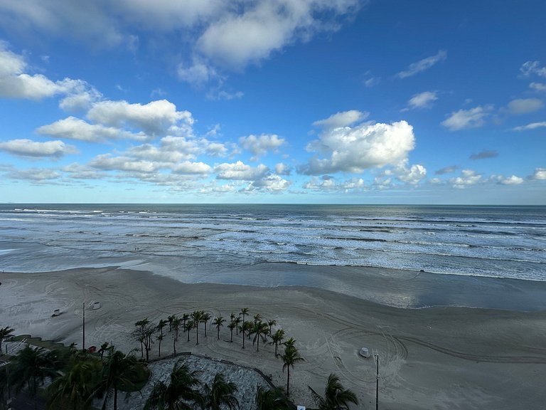Vista deslumbrante e elegância frente mar!