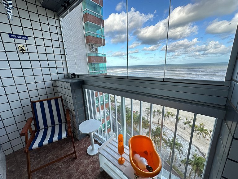 Vista deslumbrante e elegância frente mar!