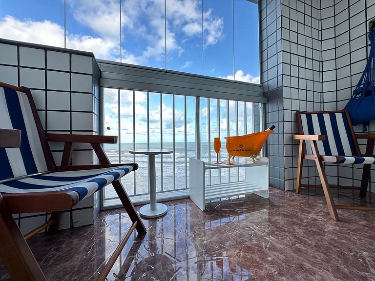Vista deslumbrante e elegância frente mar!