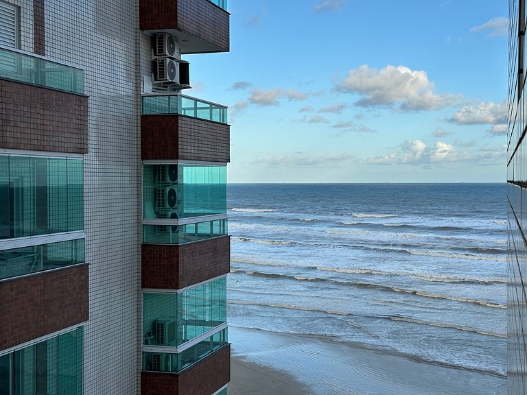 Vista deslumbrante e elegância frente mar!