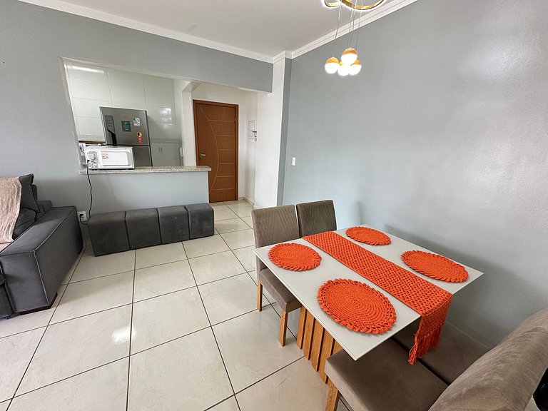 A 300m da praia, varanda gourmet e muito conforto!