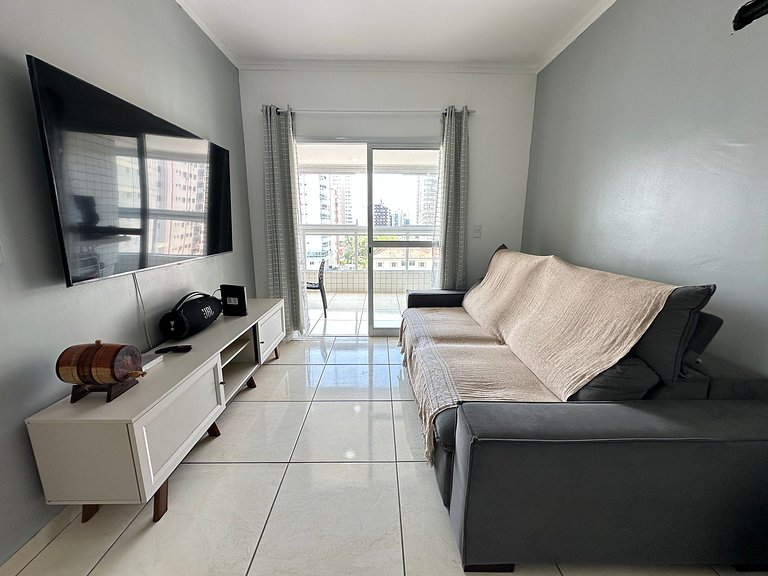 A 300m da praia, varanda gourmet e muito conforto!