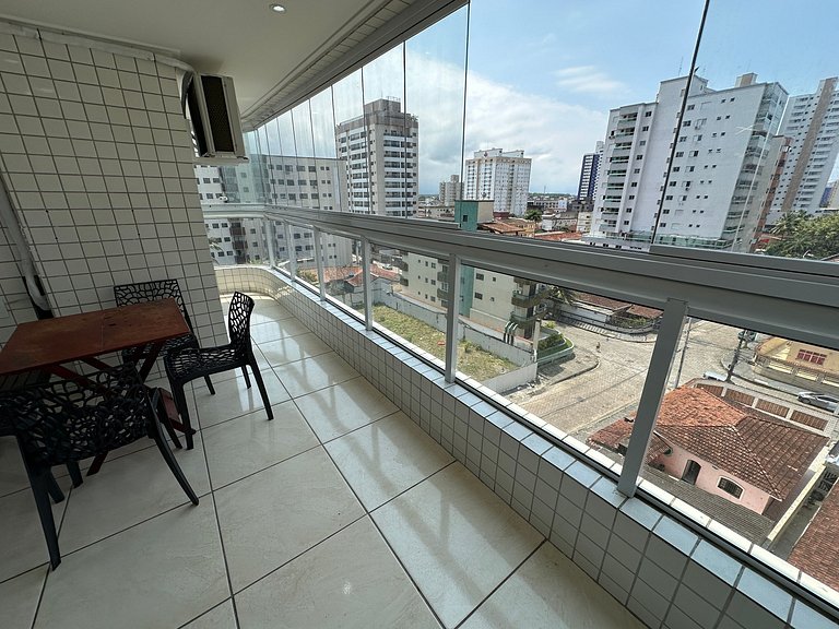 A 300m da praia, varanda gourmet e muito conforto!
