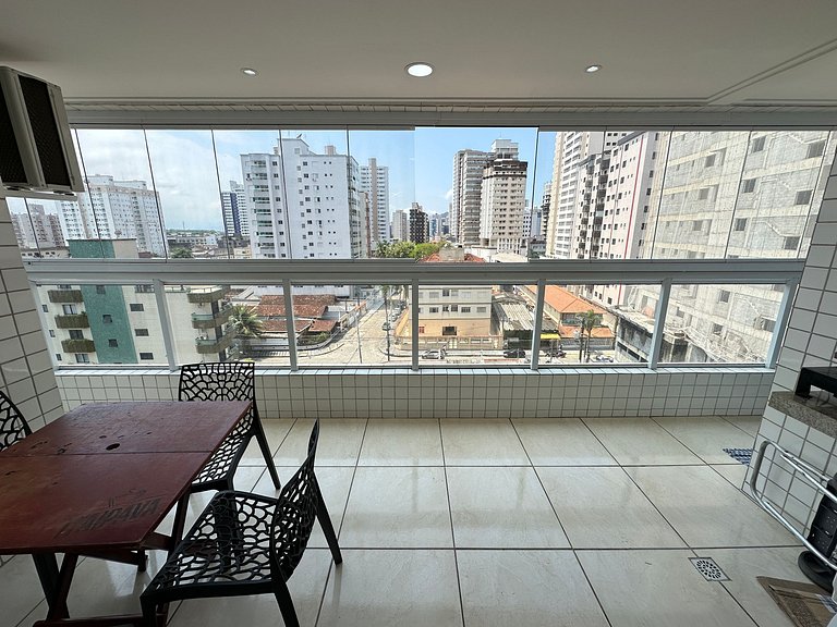 A 300m da praia, varanda gourmet e muito conforto!