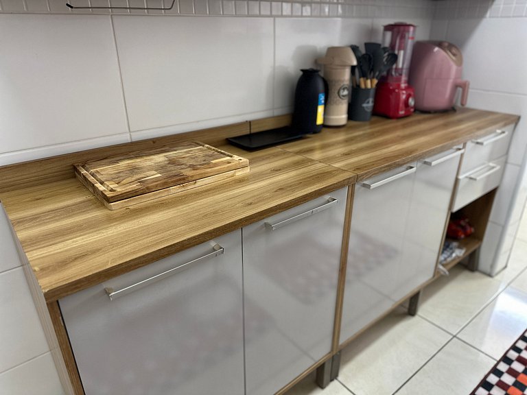 A 300m da praia, varanda gourmet e muito conforto!