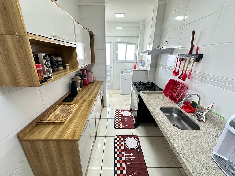 A 300m da praia, varanda gourmet e muito conforto!