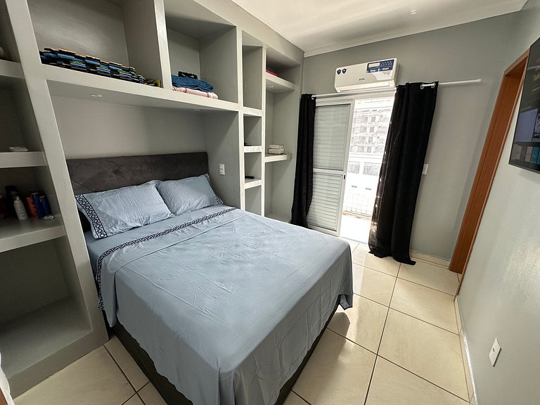 A 300m da praia, varanda gourmet e muito conforto!