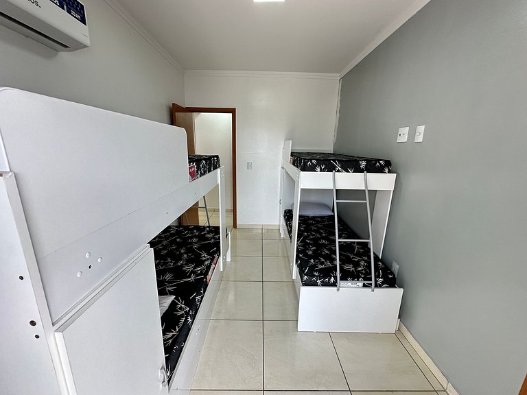 A 300m da praia, varanda gourmet e muito conforto!
