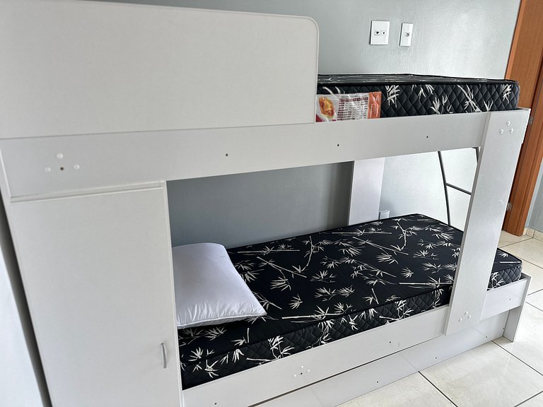 A 300m da praia, varanda gourmet e muito conforto!