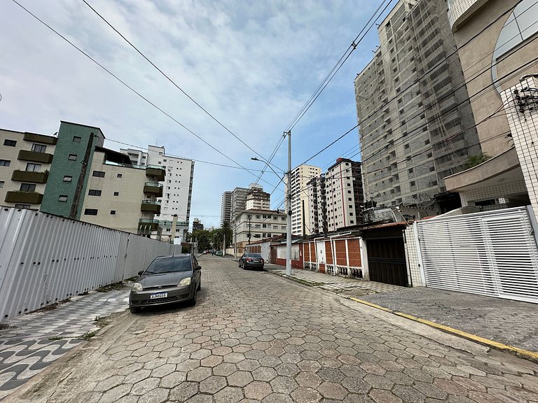A 300m da praia, varanda gourmet e muito conforto!
