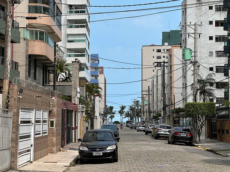 A 300m da praia, varanda gourmet e muito conforto!