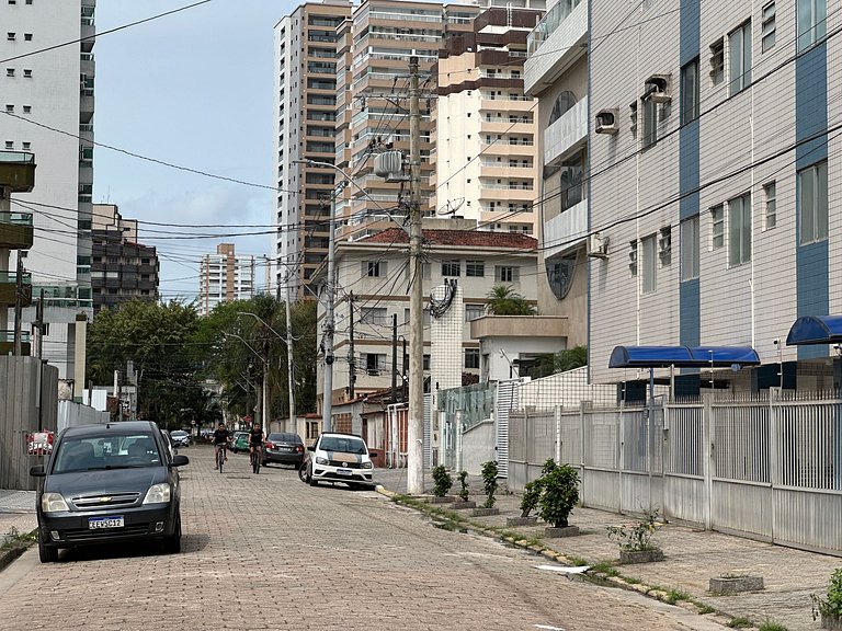 A 300m da praia, varanda gourmet e muito conforto!