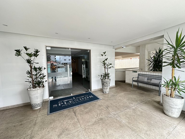 A 300m da praia, varanda gourmet e muito conforto!